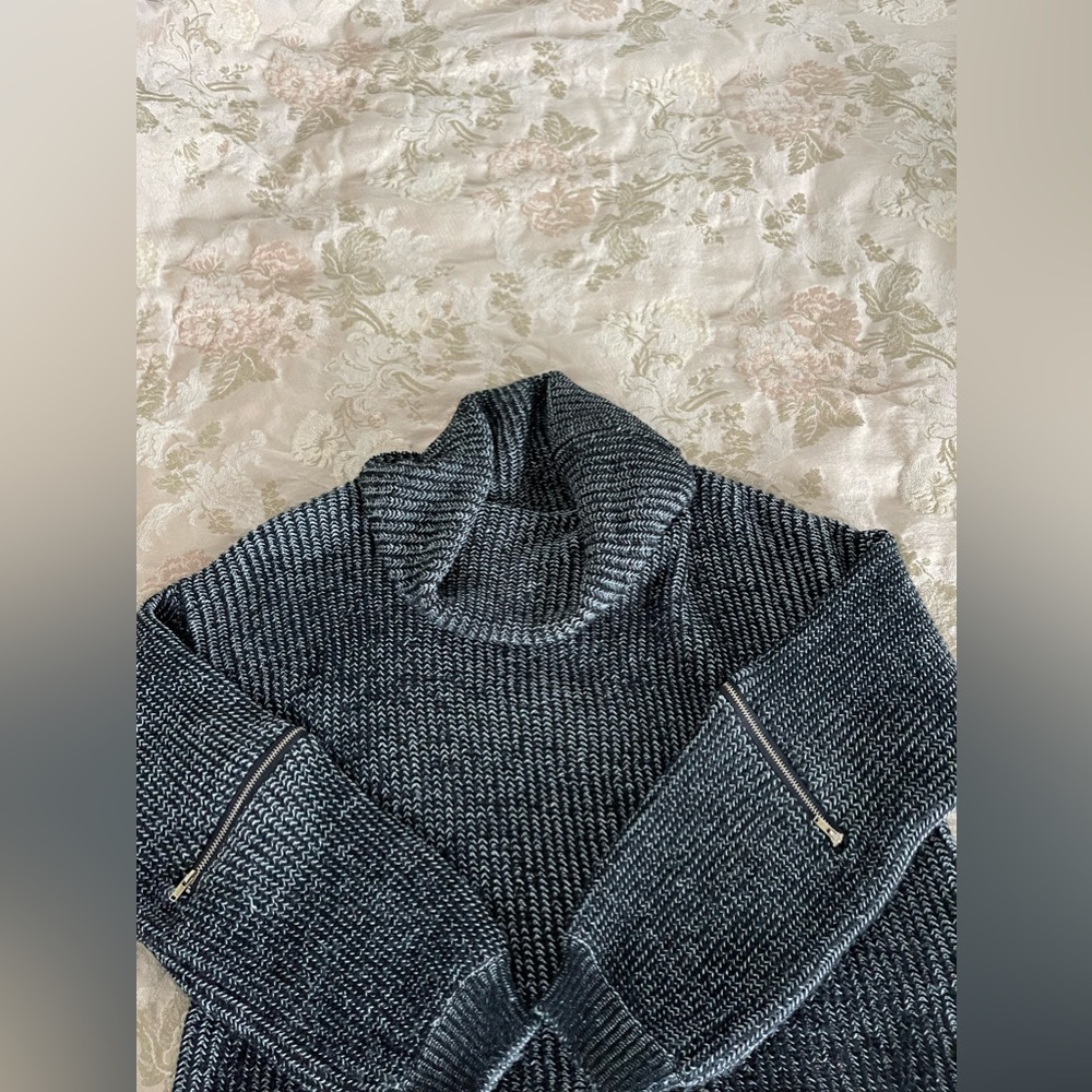 LF striped cropped turtle neck sweater with zipper at elbows